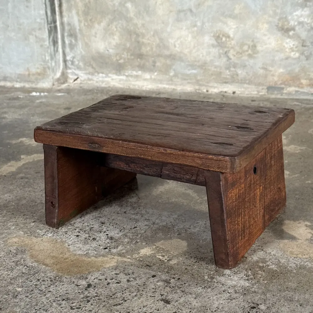 Tabourets - Petit tabouret d'appoint en teck upcyclé traces de chromie verte pied - OFFICE OBJETS