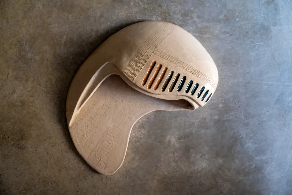 Ceramic - Bas-reliefs Casque - SIHAM DJEBBAR CERAMICS