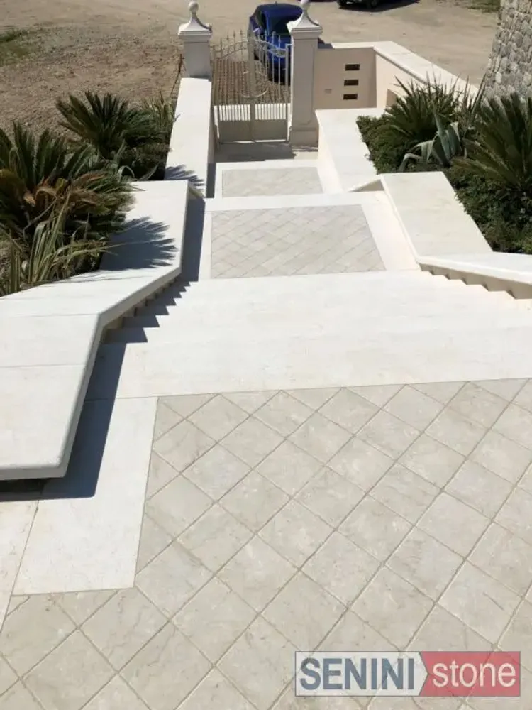 Piscines extérieures - Marbre Botticino Martelée - Épaisseur 2 cm | Multi-format Extérieur - SENINI STONE  -NATURAL STONE MADE IN ITALY-