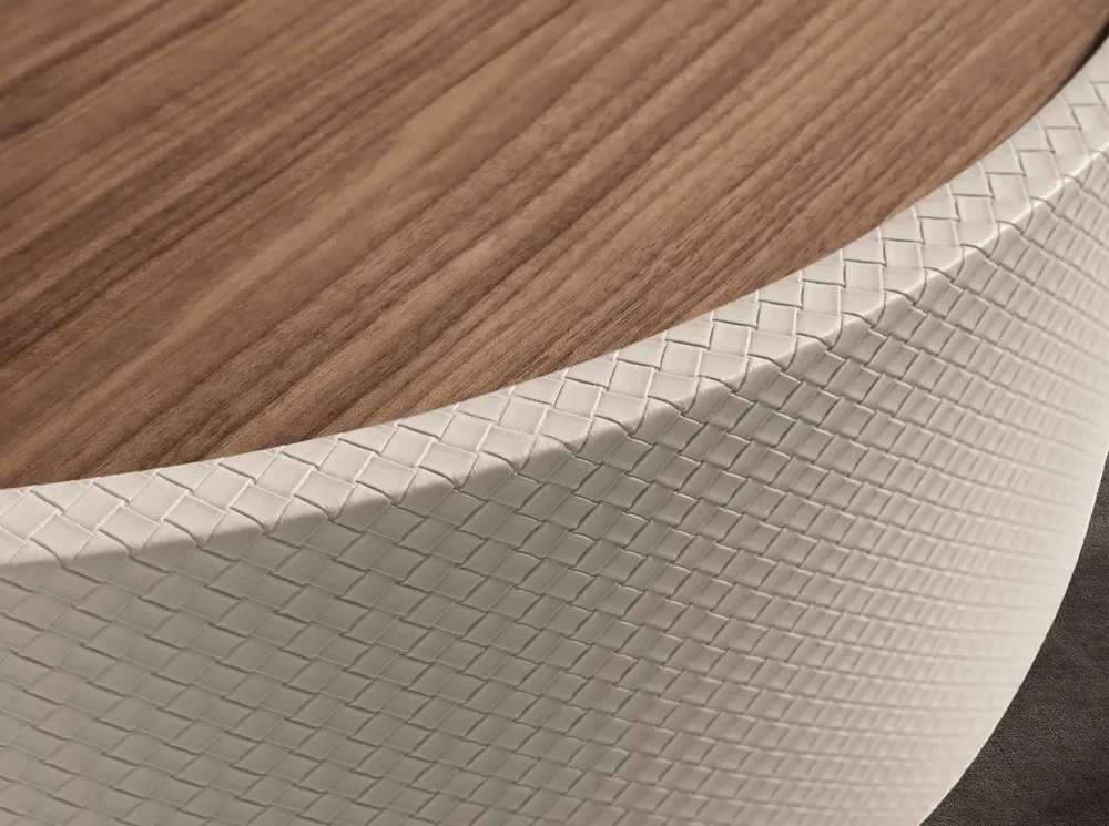 Tables basses - Table basse ronde en noyer et bois rembourré en similicuir couleur sable - ANGEL CERDÁ