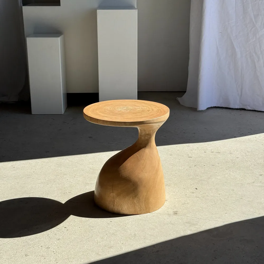 Tables basses - Sexy Neck - Bout de canapé en bois massif (monoxyle) couleur naturelle - OFFICE OBJETS