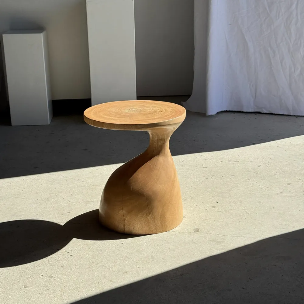 Tables basses - Sexy Neck - Bout de canapé en bois massif (monoxyle) couleur naturelle - OFFICE OBJETS