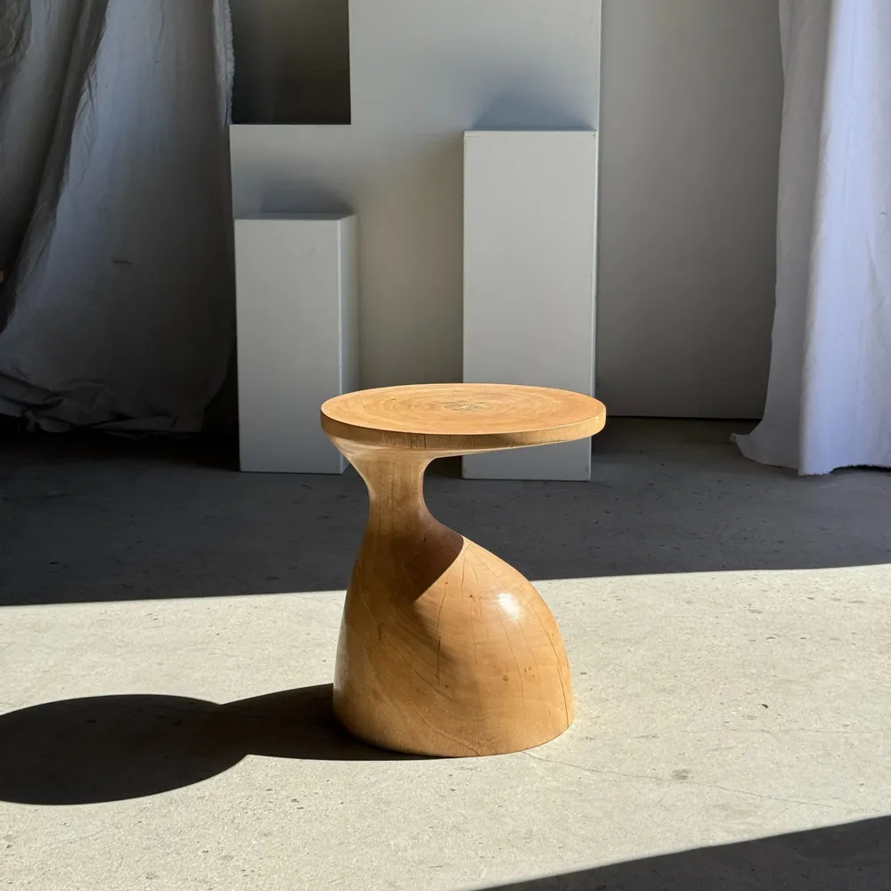 Tables basses - Sexy Neck - Bout de canapé en bois massif (monoxyle) couleur naturelle - OFFICE OBJETS