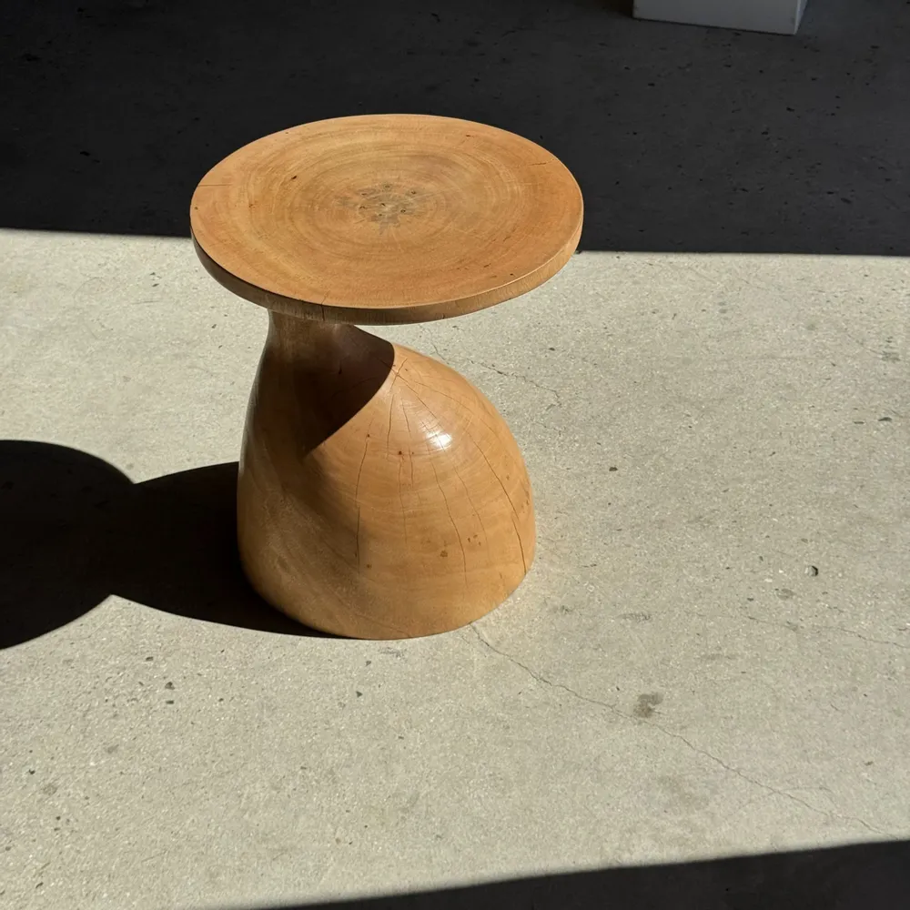 Tables basses - Sexy Neck - Bout de canapé en bois massif (monoxyle) couleur naturelle - OFFICE OBJETS