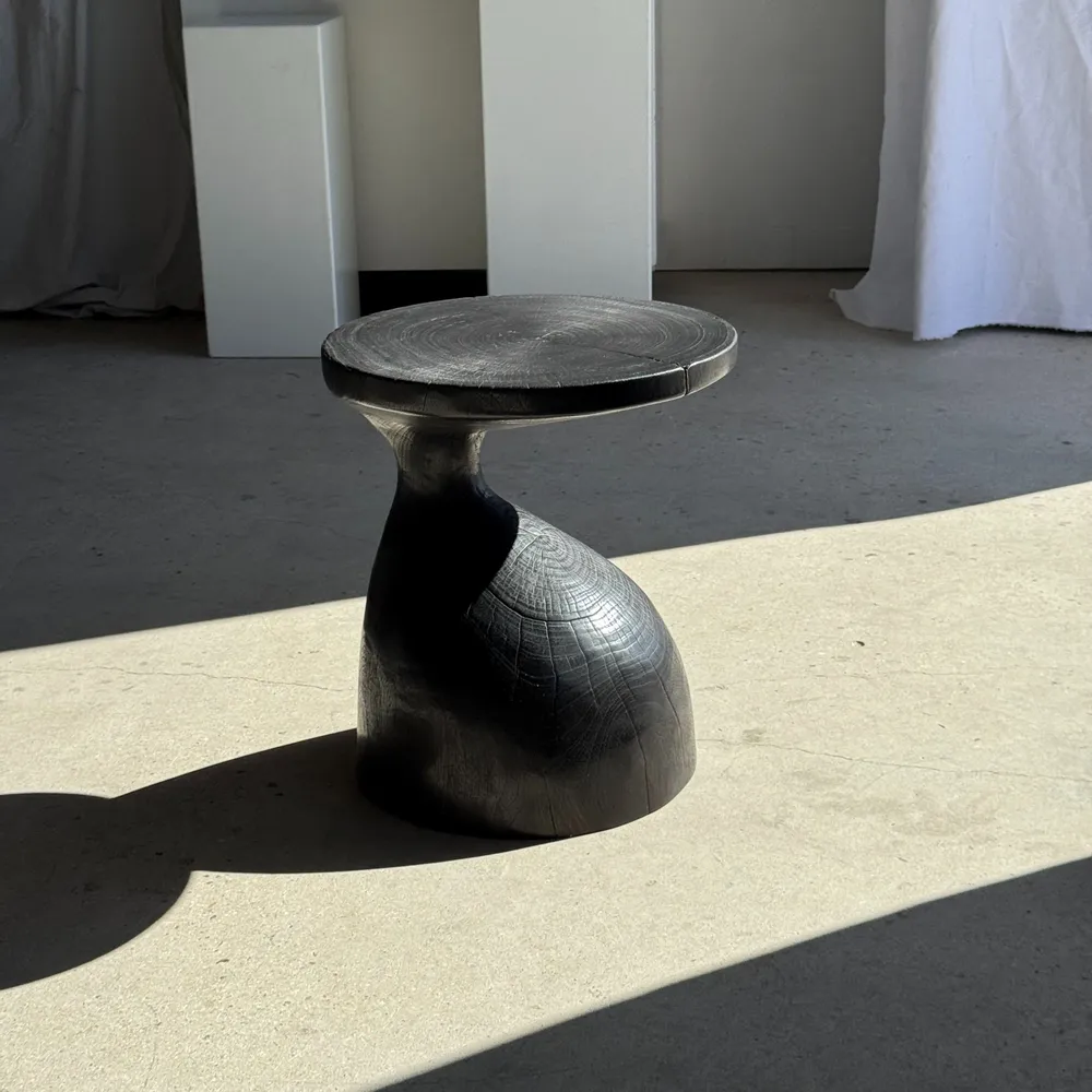 Tables basses - Sexy Neck - Bout de canapé en bois massif (monoxyle) noir - OFFICE OBJETS