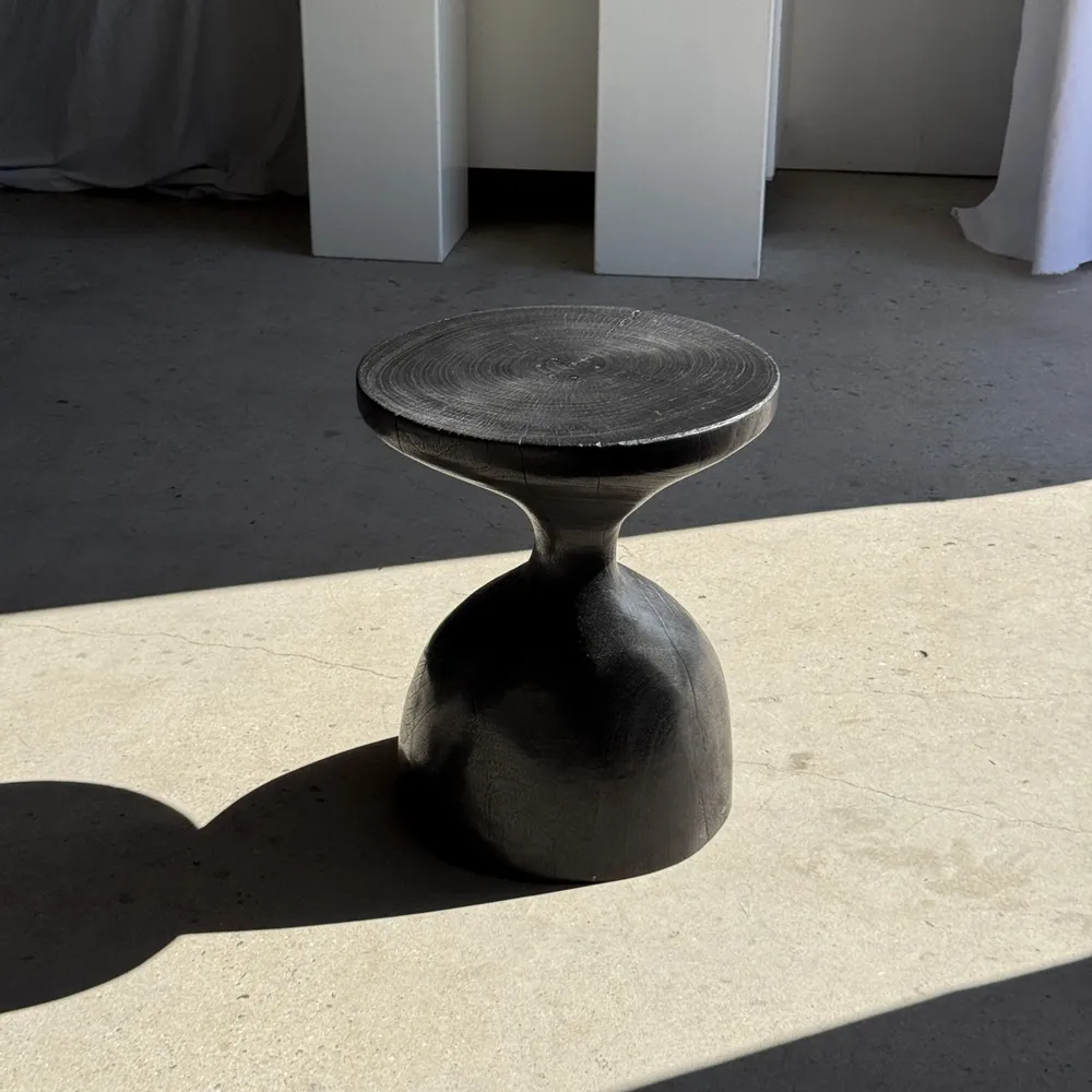 Tables basses - Sexy Neck - Bout de canapé en bois massif (monoxyle) noir - OFFICE OBJETS