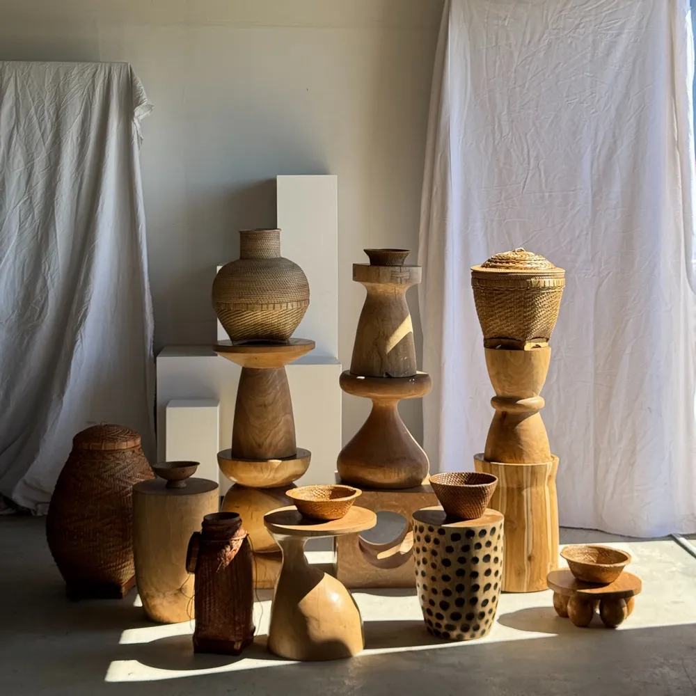 Tables basses - Table basse, ou stool cubique ajourée en manguier monoxyle naturelle - OFFICE OBJETS