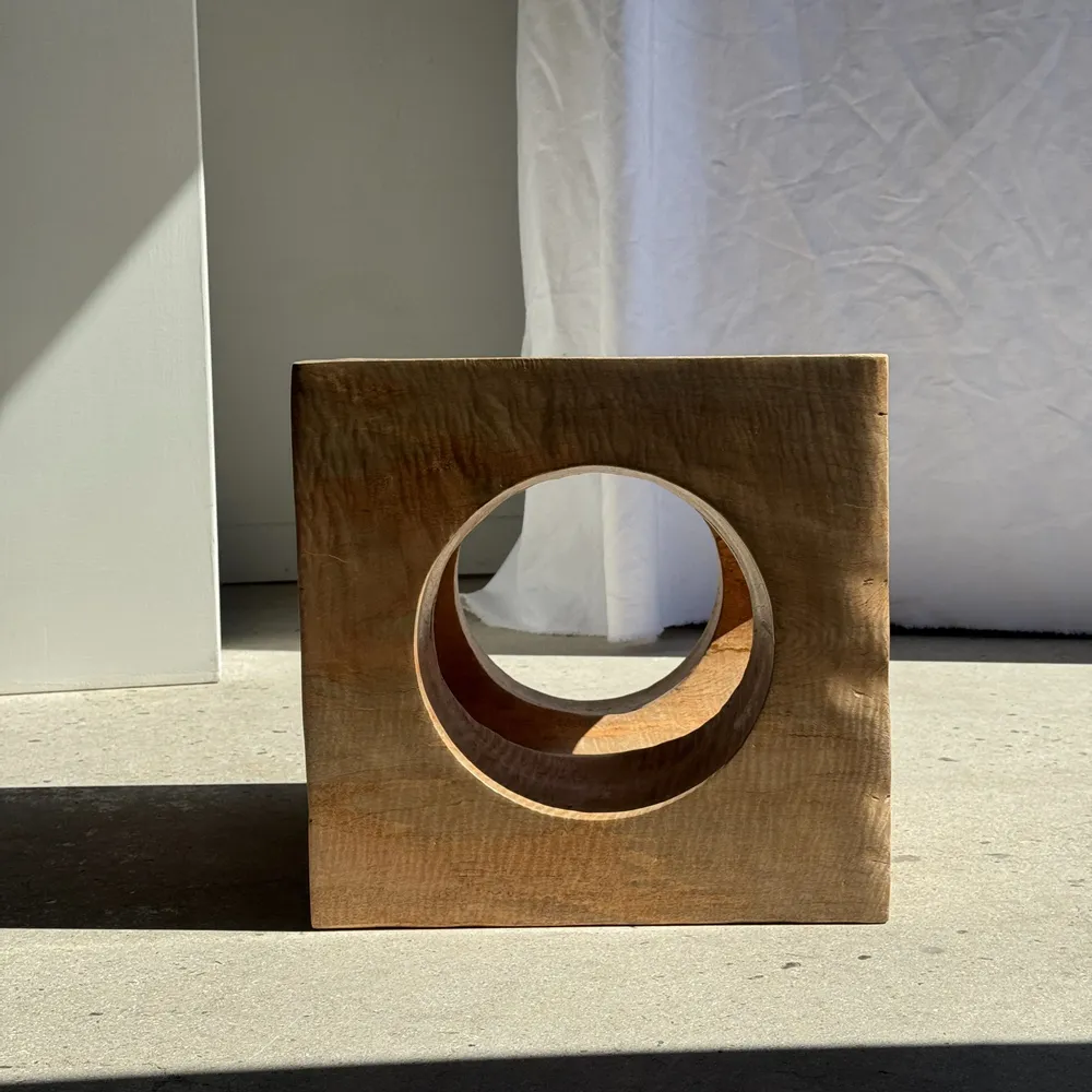 Tables basses - Table basse, ou stool cubique ajourée en manguier monoxyle naturelle - OFFICE OBJETS