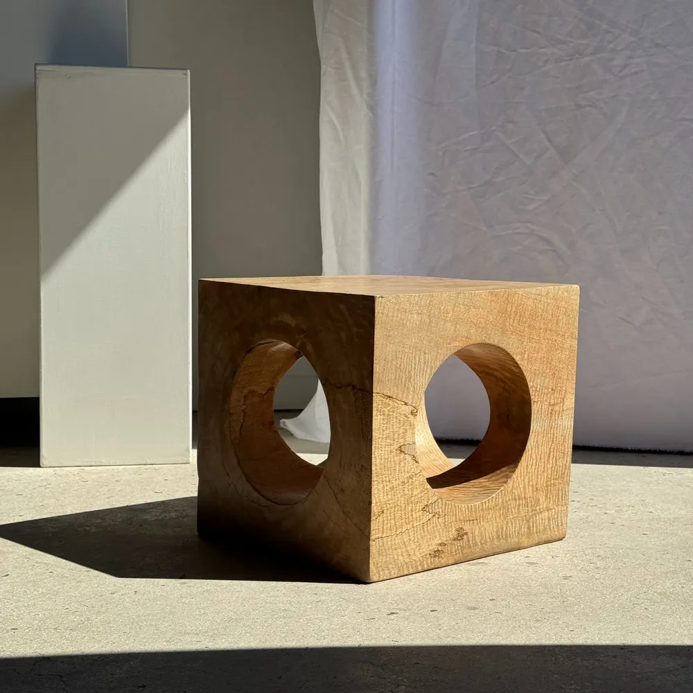 Tables basses - Table basse, ou stool cubique ajourée en manguier monoxyle naturelle - OFFICE OBJETS