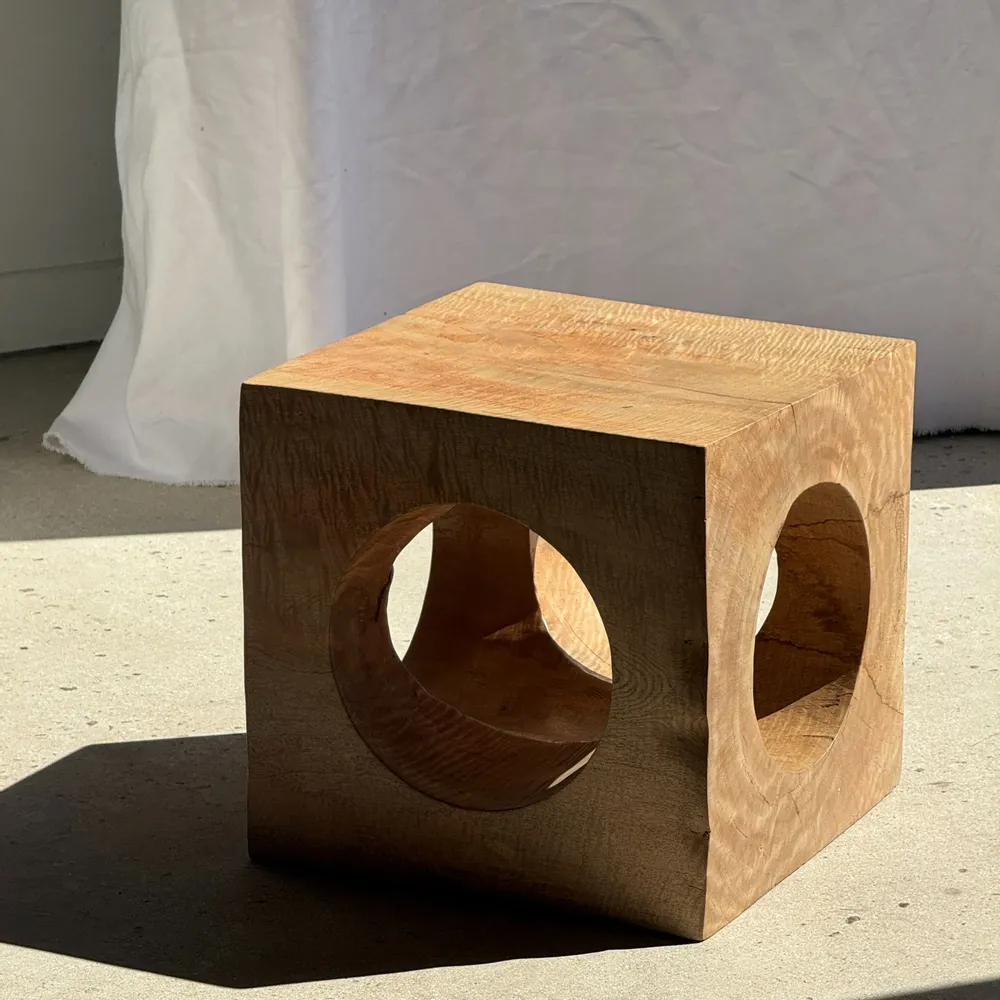 Tables basses - Table basse, ou stool cubique ajourée en manguier monoxyle naturelle - OFFICE OBJETS