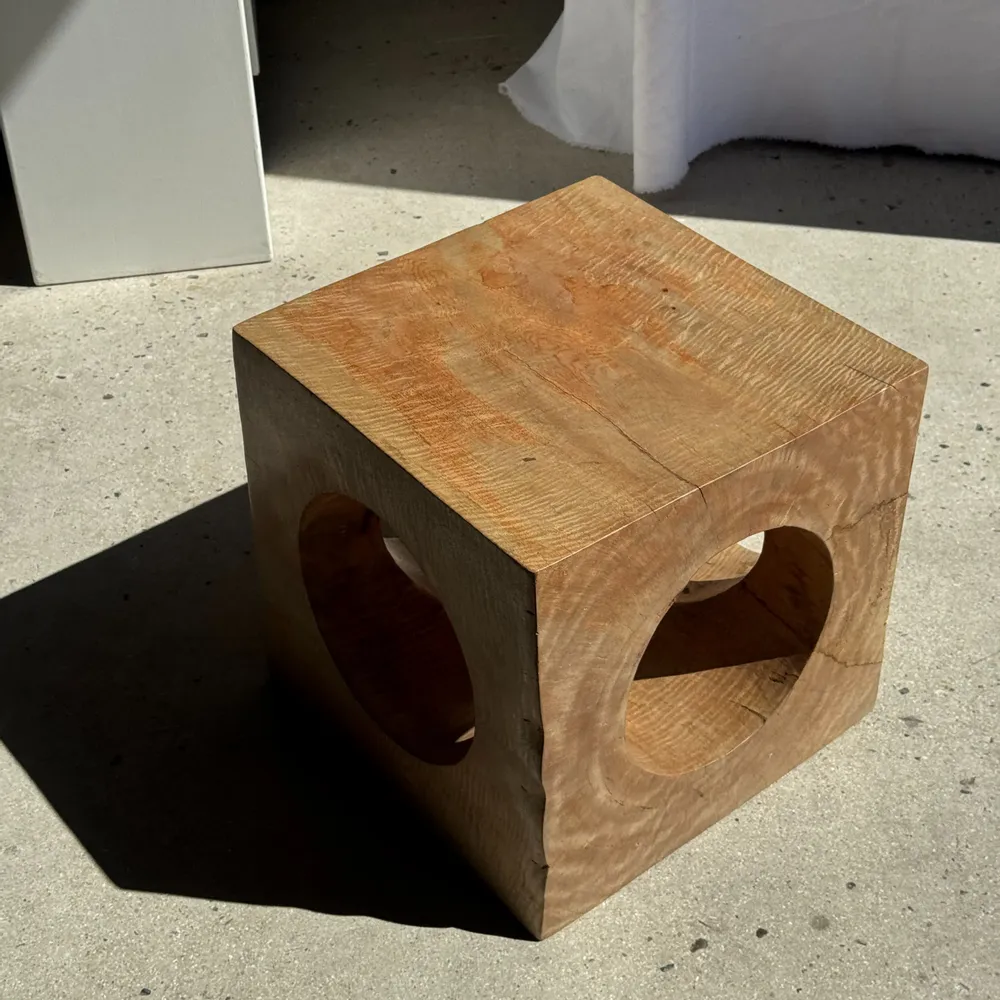 Tables basses - Table basse, ou stool cubique ajourée en manguier monoxyle naturelle - OFFICE OBJETS