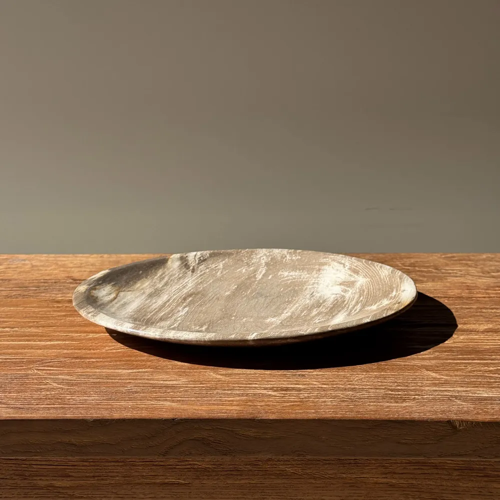 Pièces uniques - Vide poche, plat ou assiette circulaire en bois pétrifié beige clair - OFFICE OBJETS