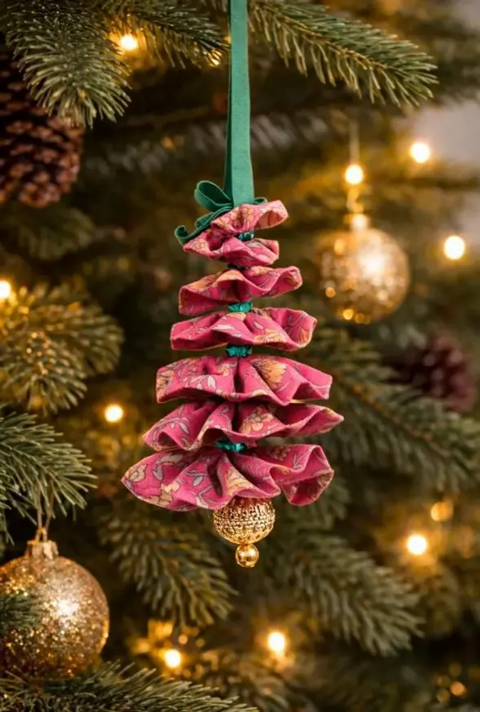 Guirlandes et boules de Noël - Décoration artisanale en forme d'arbre - I WAS A SARI