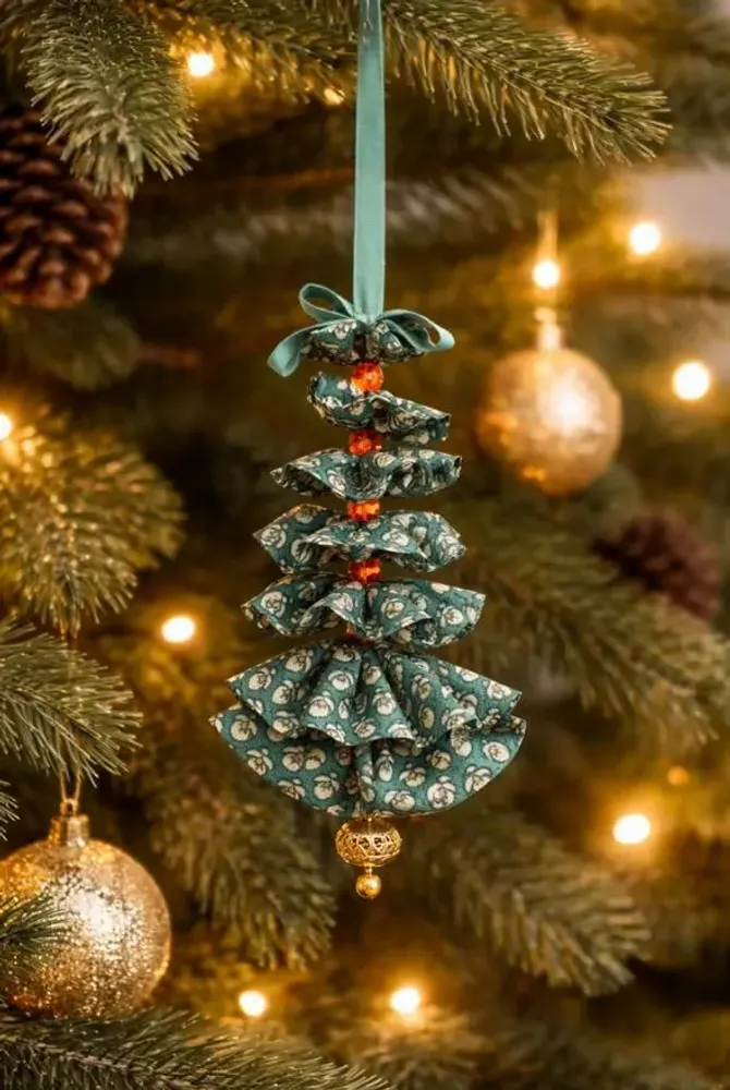 Guirlandes et boules de Noël - Décoration artisanale en forme d'arbre - I WAS A SARI