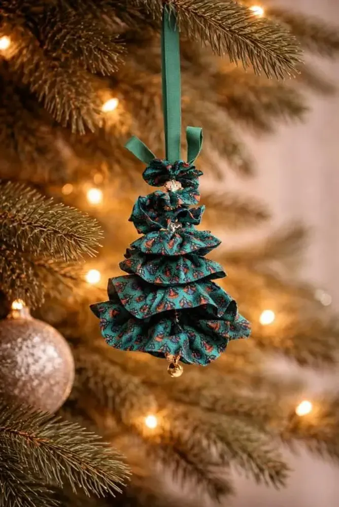 Guirlandes et boules de Noël - Décoration artisanale en forme d'arbre - I WAS A SARI