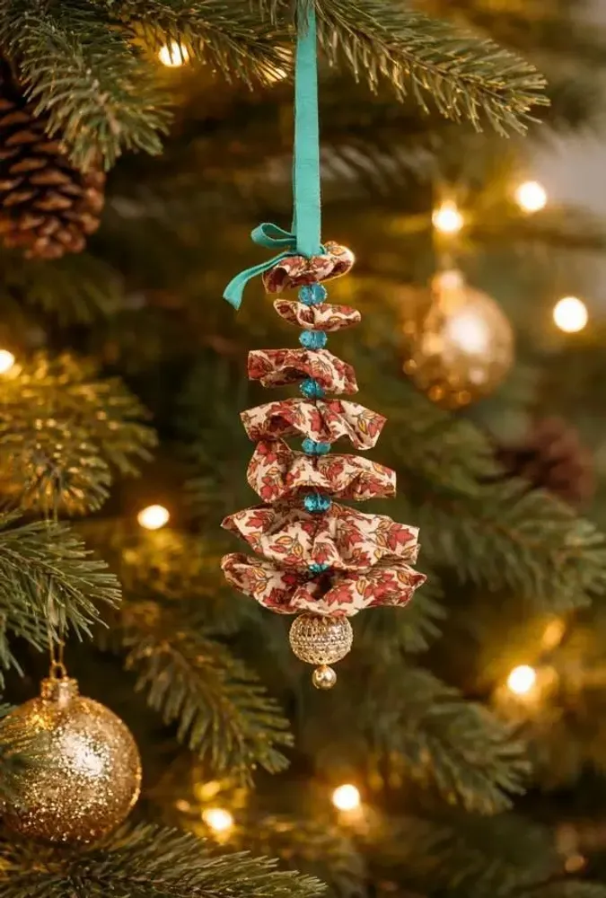 Guirlandes et boules de Noël - Décoration artisanale en forme d'arbre - I WAS A SARI