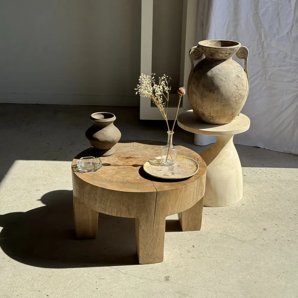 Pièces uniques - Vide poche ou plat en bois pétrifié beige plusieurs taches grises - OFFICE OBJETS