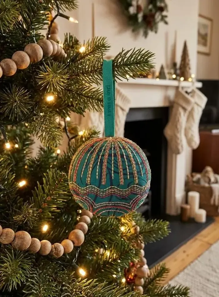 Guirlandes et boules de Noël - Décoration de pleine lune intemporelle en sari recyclé - I WAS A SARI