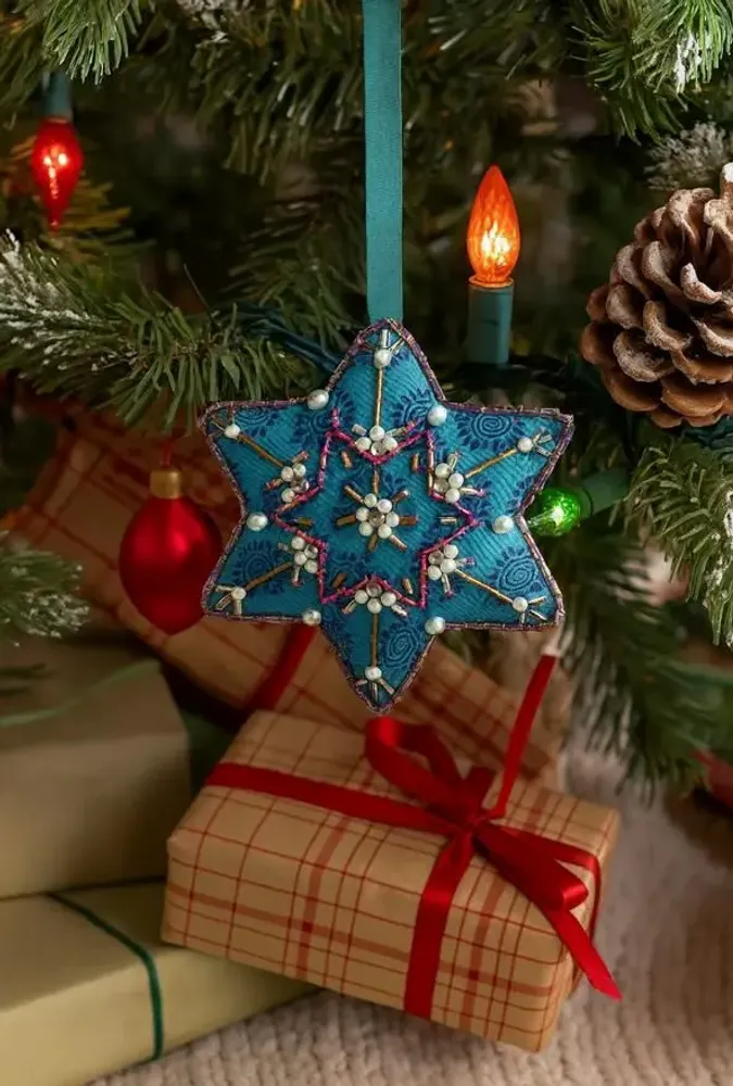 Guirlandes et boules de Noël - Jolie décoration en forme de flocon de neige recyclé fabriquée à la ma - I WAS A SARI