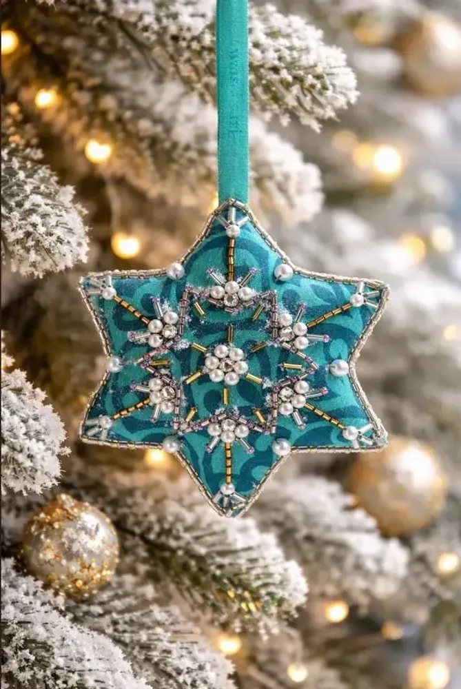 Guirlandes et boules de Noël - Jolie décoration en forme de flocon de neige recyclé fabriquée à la ma - I WAS A SARI