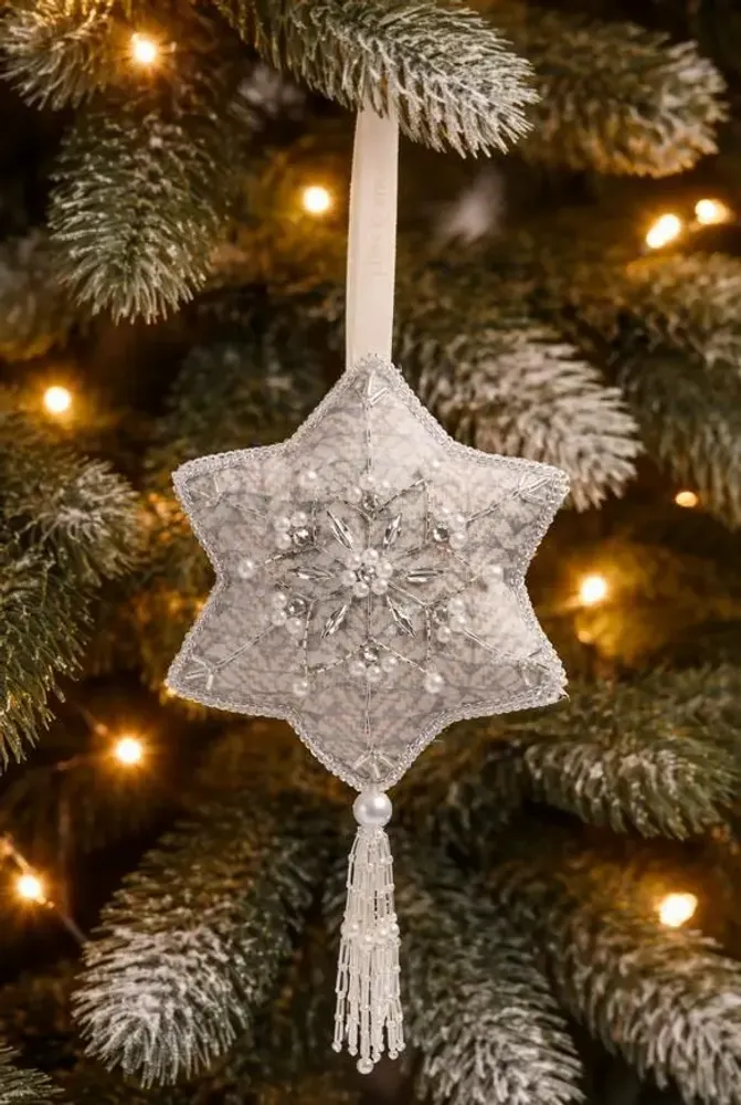 Guirlandes et boules de Noël - Décoration en forme de flocon de neige en argent étincelant, fabriquée - I WAS A SARI