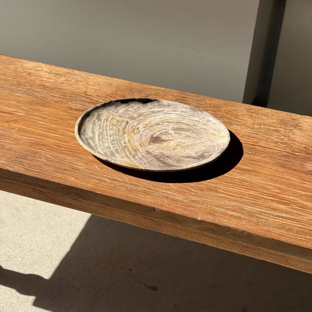 Pièces uniques - Vide poche ou plat en bois pétrifié gris cernes bord noir D29,5x25,5 - OFFICE OBJETS