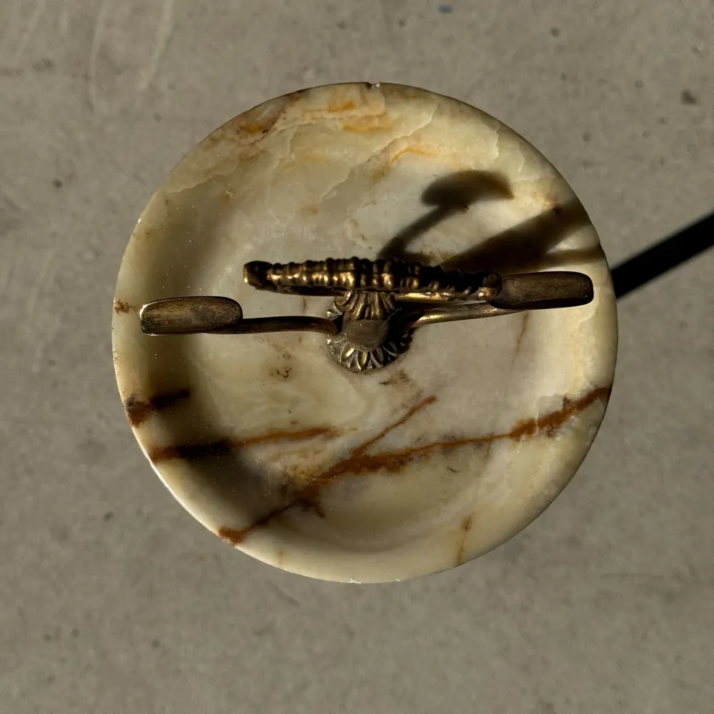 Objets de décoration - Cendrier sur pieds en marbre et en laiton H74 D17 - OFFICE OBJETS