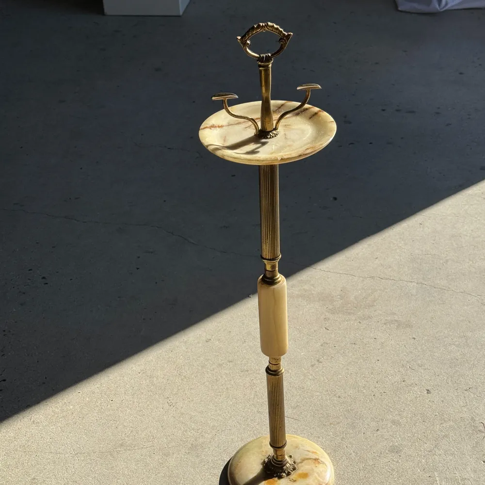 Objets de décoration - Cendrier sur pieds en marbre et en laiton H74 D17 - OFFICE OBJETS