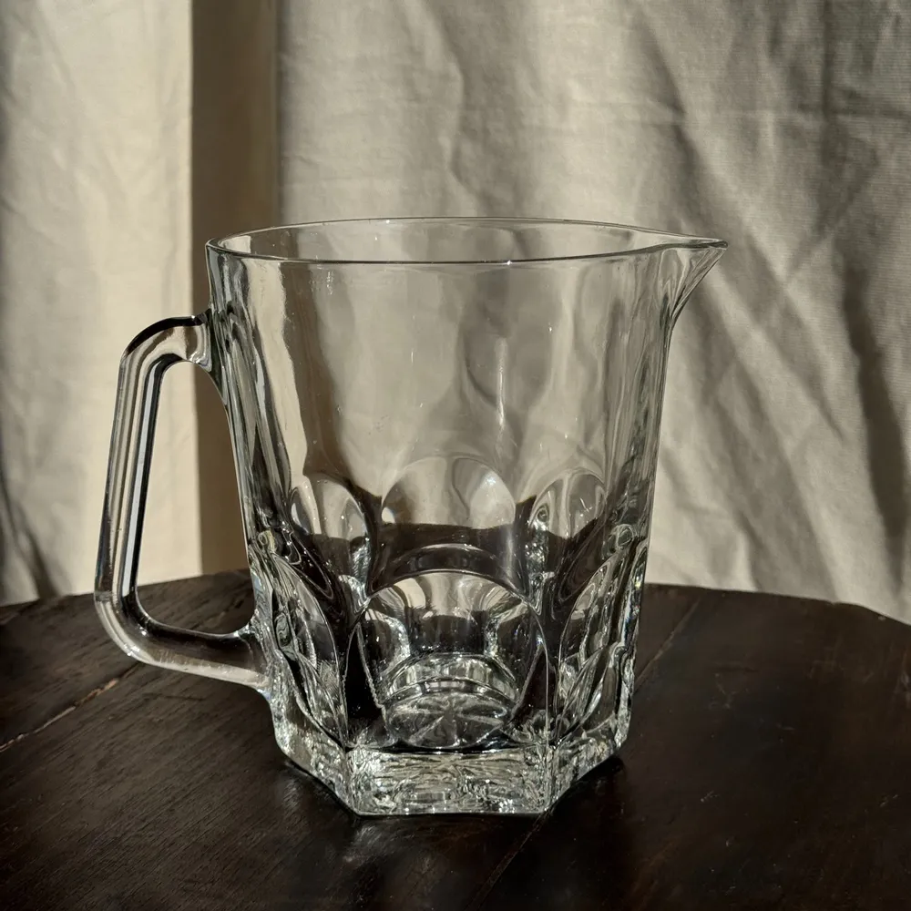 Carafes - Large glass water pitcher with hexagonal base H15 D20 - OFFICE OBJETS