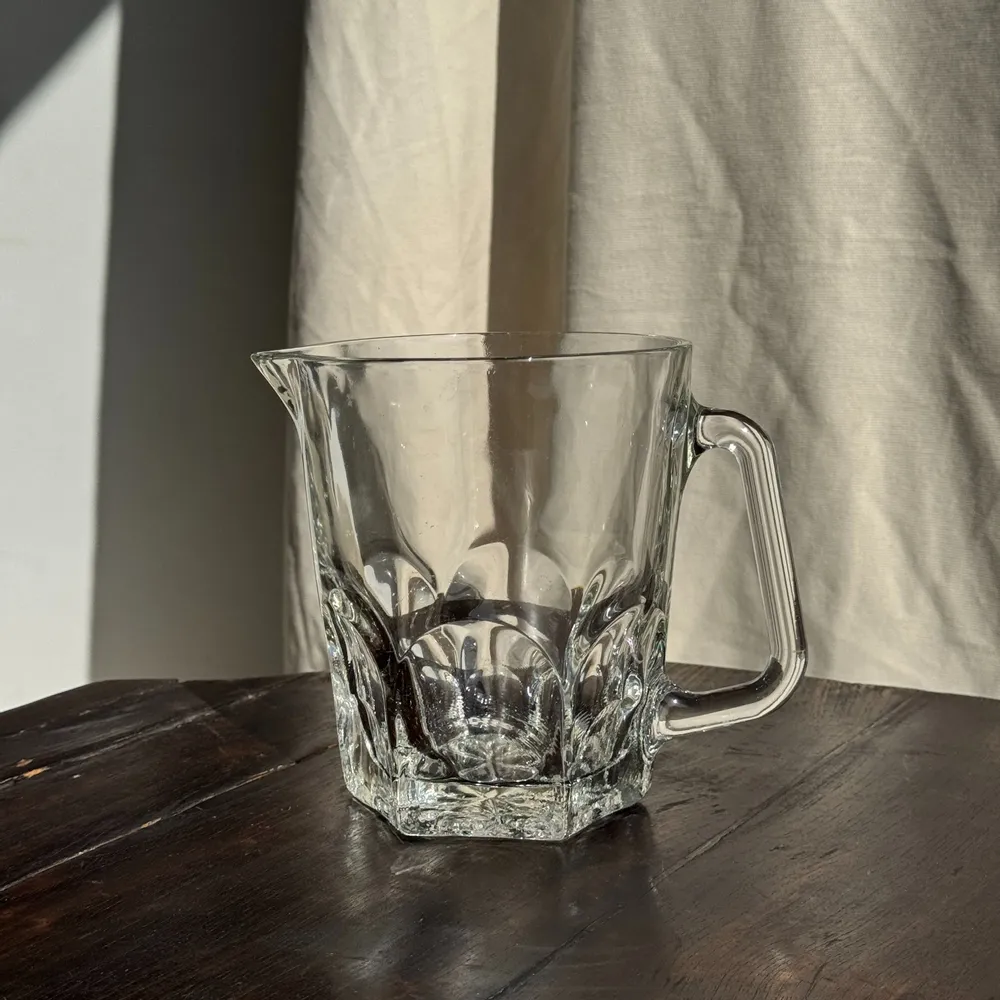 Carafes - Large glass water pitcher with hexagonal base H15 D20 - OFFICE OBJETS