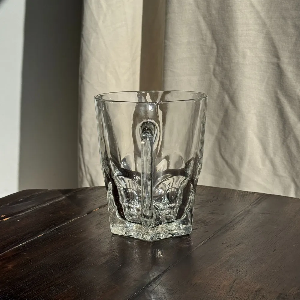 Carafes - Large glass water pitcher with hexagonal base H15 D20 - OFFICE OBJETS