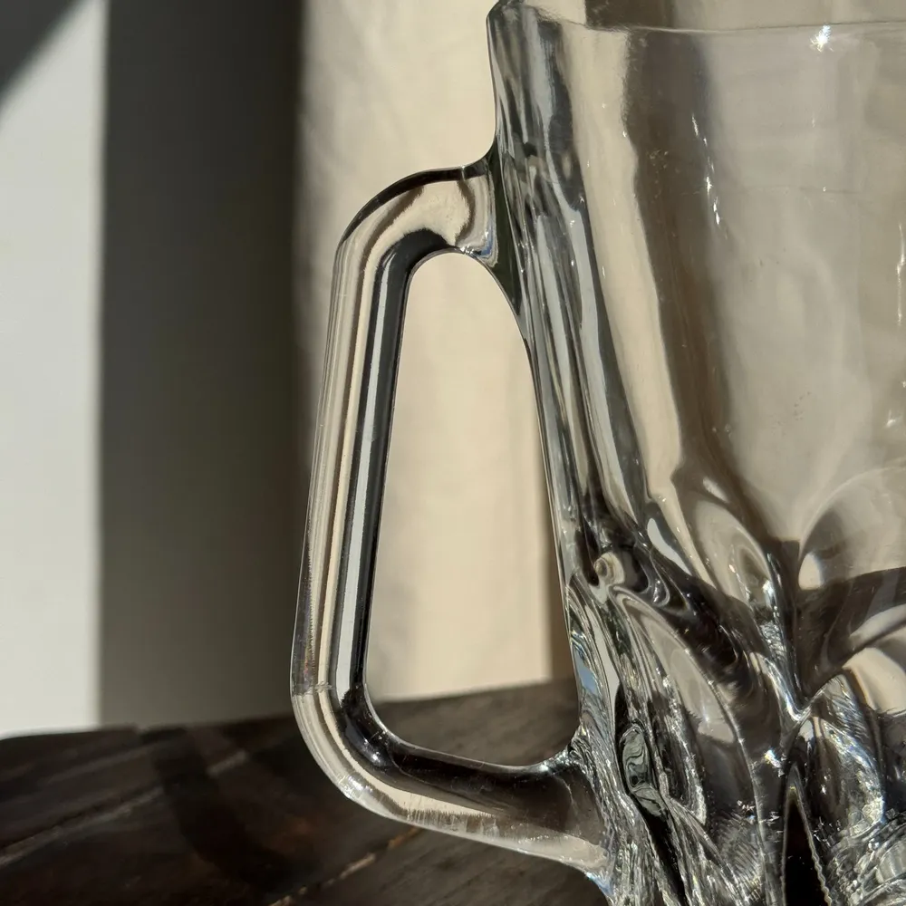 Carafes - Large glass water pitcher with hexagonal base H15 D20 - OFFICE OBJETS