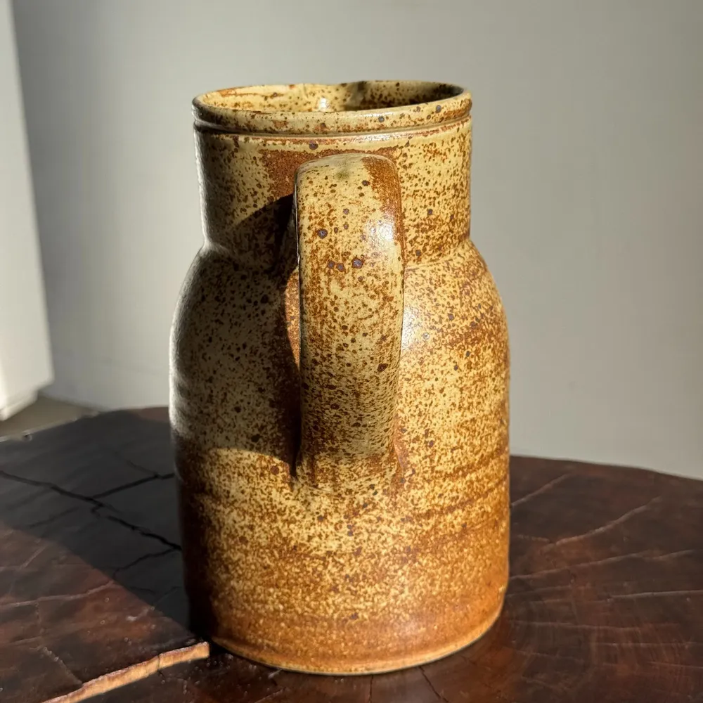Carafes - Large speckled stoneware jug no mark below H21 - OFFICE OBJETS