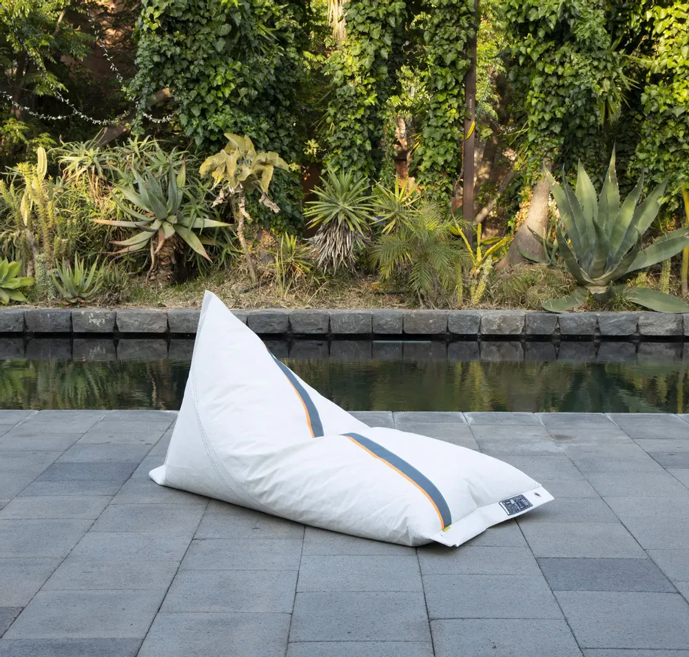 Sièges pour collectivités - CO.MO.DO. SAIL XL - Pouf en voiles usagées et tissus techniques - JUNKLE