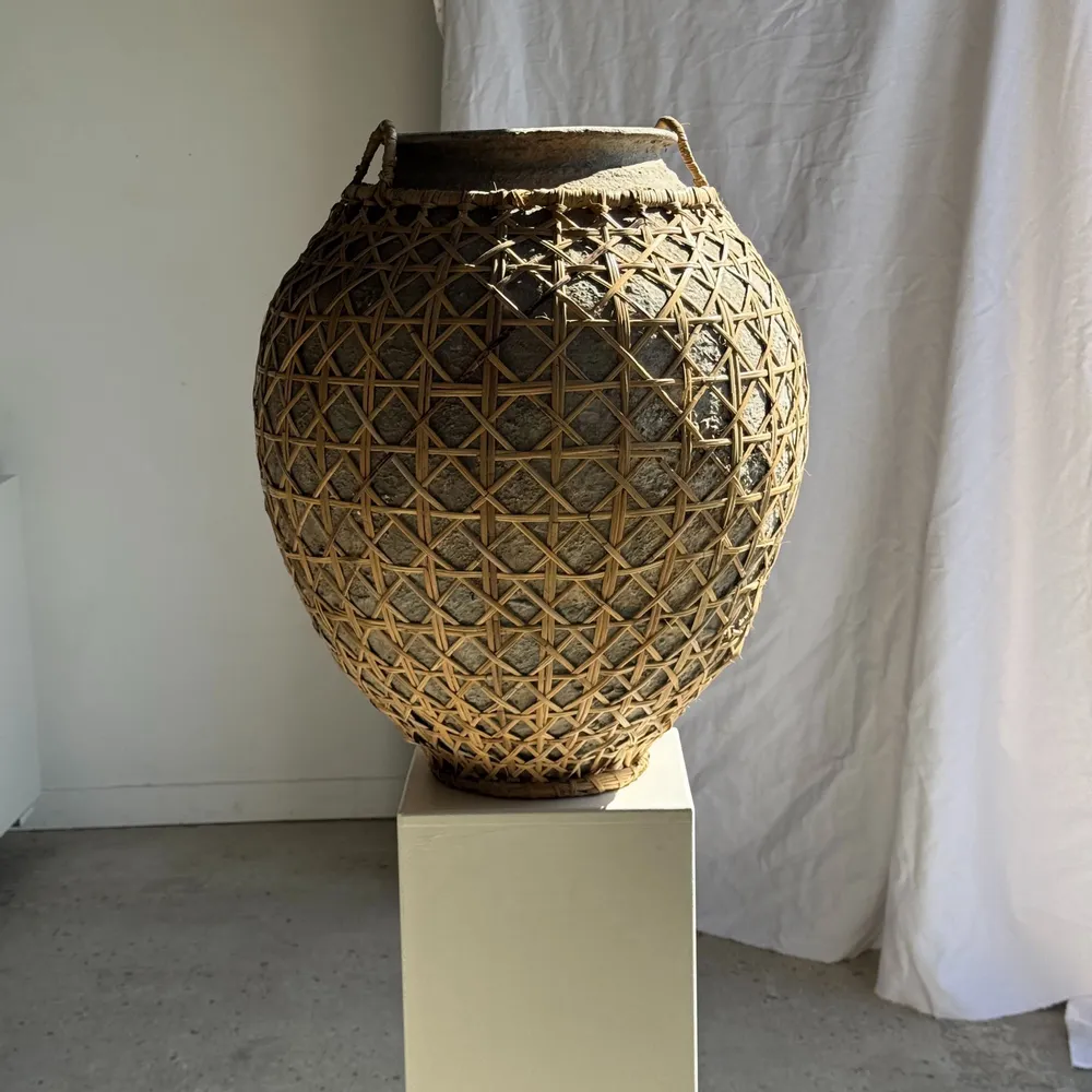 Vases - Immense pot de style antique gris clair à couverture croisillons - OFFICE OBJETS