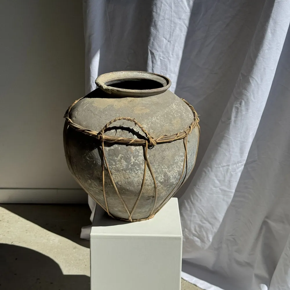 Objets de décoration - Très grand pot en terre cuite gris clair à anses et croisillons - OFFICE OBJETS
