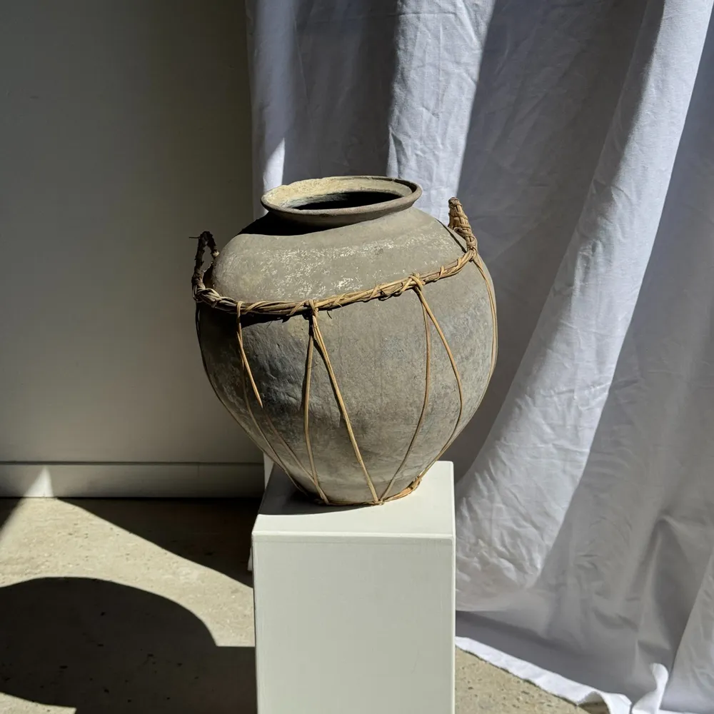 Objets de décoration - Très grand pot en terre cuite gris clair à anses et croisillons - OFFICE OBJETS