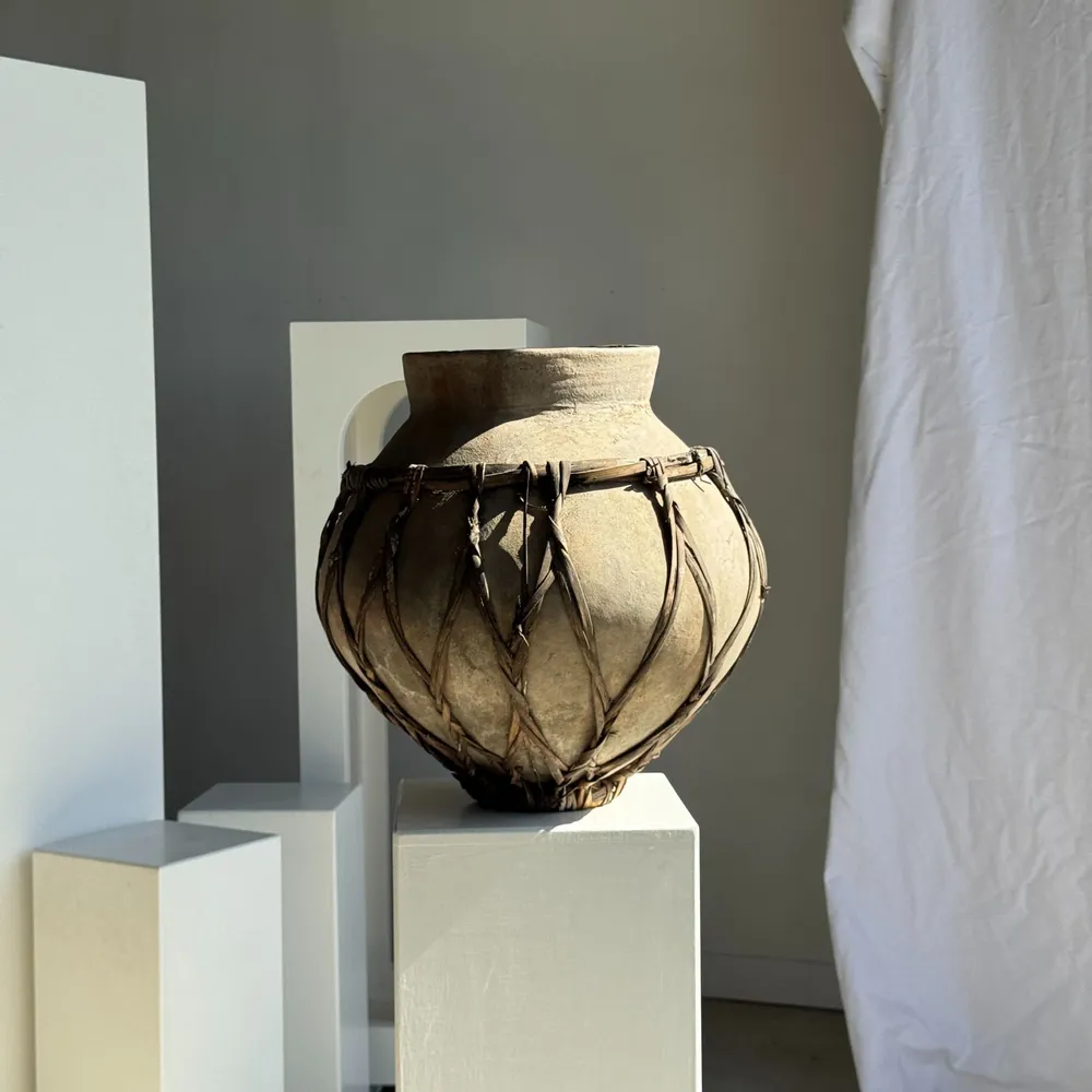 Objets de décoration - Très grand pot en terre cuite gris clair à anses et croisillons - OFFICE OBJETS