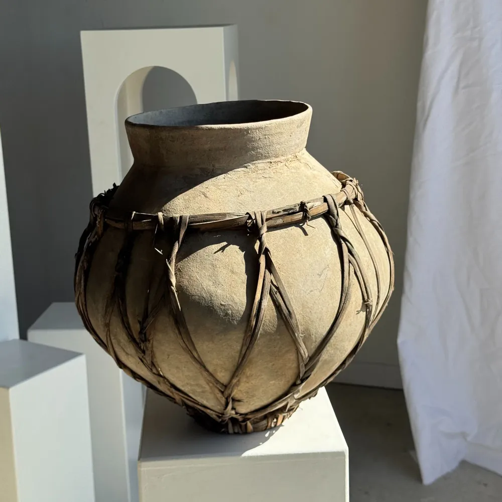 Objets de décoration - Très grand pot en terre cuite gris clair à anses et croisillons - OFFICE OBJETS