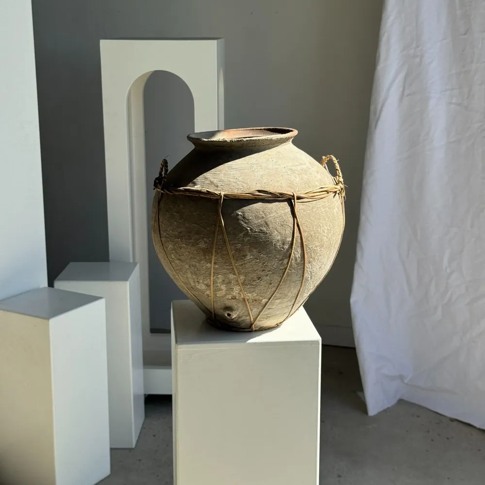 Objets de décoration - Grand pot en terre cuite gris et brun à anses et croisillons en rotin - OFFICE OBJETS
