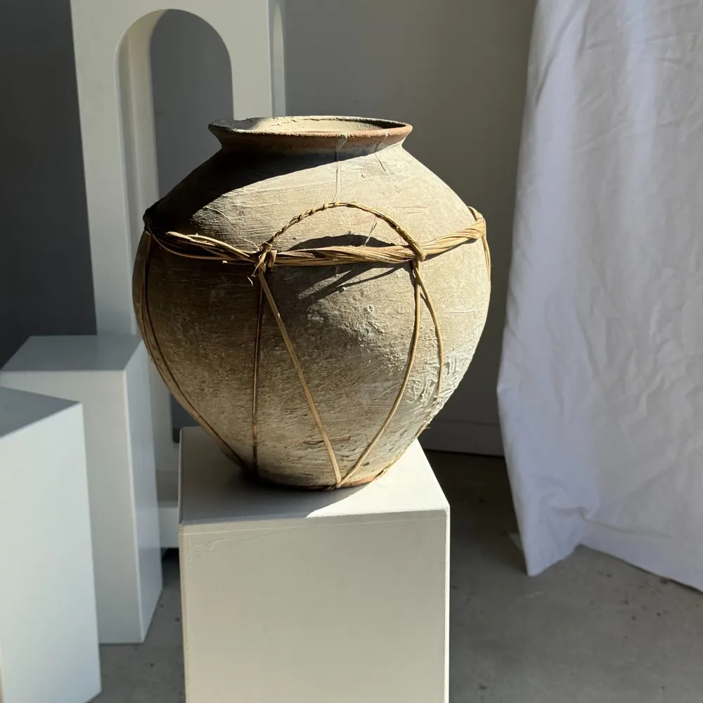 Objets de décoration - Grand pot en terre cuite gris et brun à anses et croisillons en rotin - OFFICE OBJETS