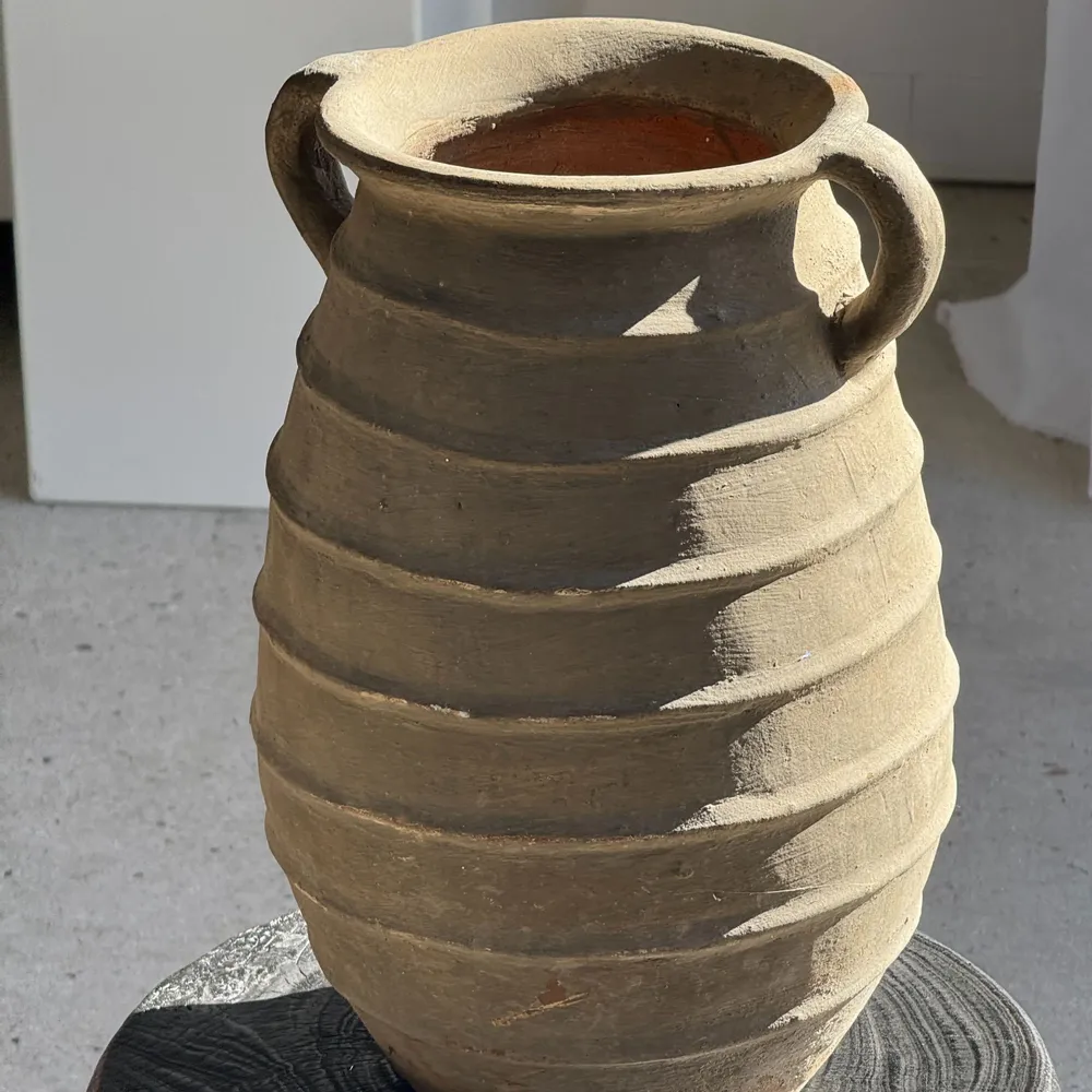 Objets de décoration - Grand vase à double anses ovoïde à stries en relief gris beige H42 D28 - OFFICE OBJETS