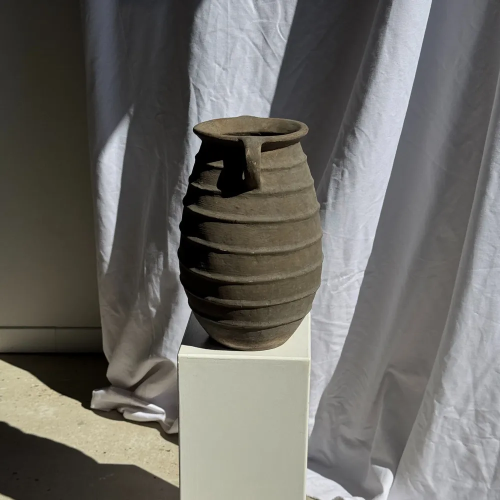 Objets de décoration - Grand vase à double anses ovoïde à stries en relief gris beige H42 D28 - OFFICE OBJETS