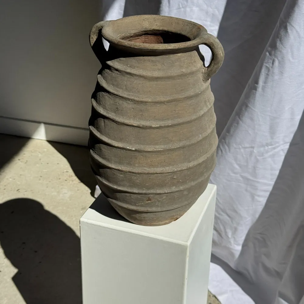 Objets de décoration - Grand vase à double anses ovoïde à stries en relief gris beige H42 D28 - OFFICE OBJETS