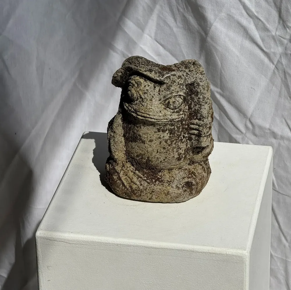 Accessoires de déco extérieure - Petite grenouille sculpture de pierre calcaire balinaise au couvre-che - OFFICE OBJETS