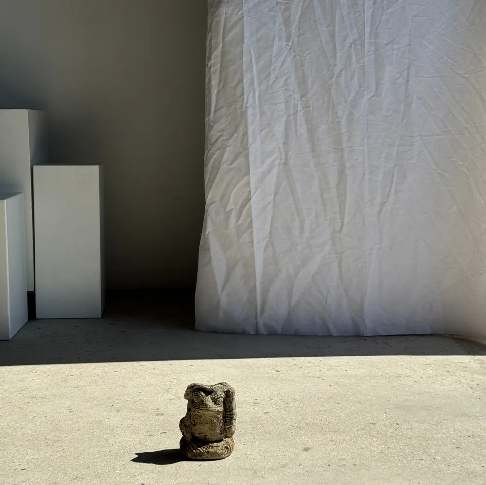 Accessoires de déco extérieure - Petite grenouille sculpture de pierre calcaire balinaise au couvre-che - OFFICE OBJETS