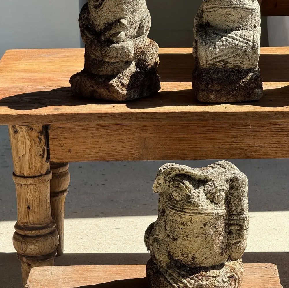 Accessoires de déco extérieure - Petite grenouille sculpture de pierre calcaire balinaise au couvre-che - OFFICE OBJETS