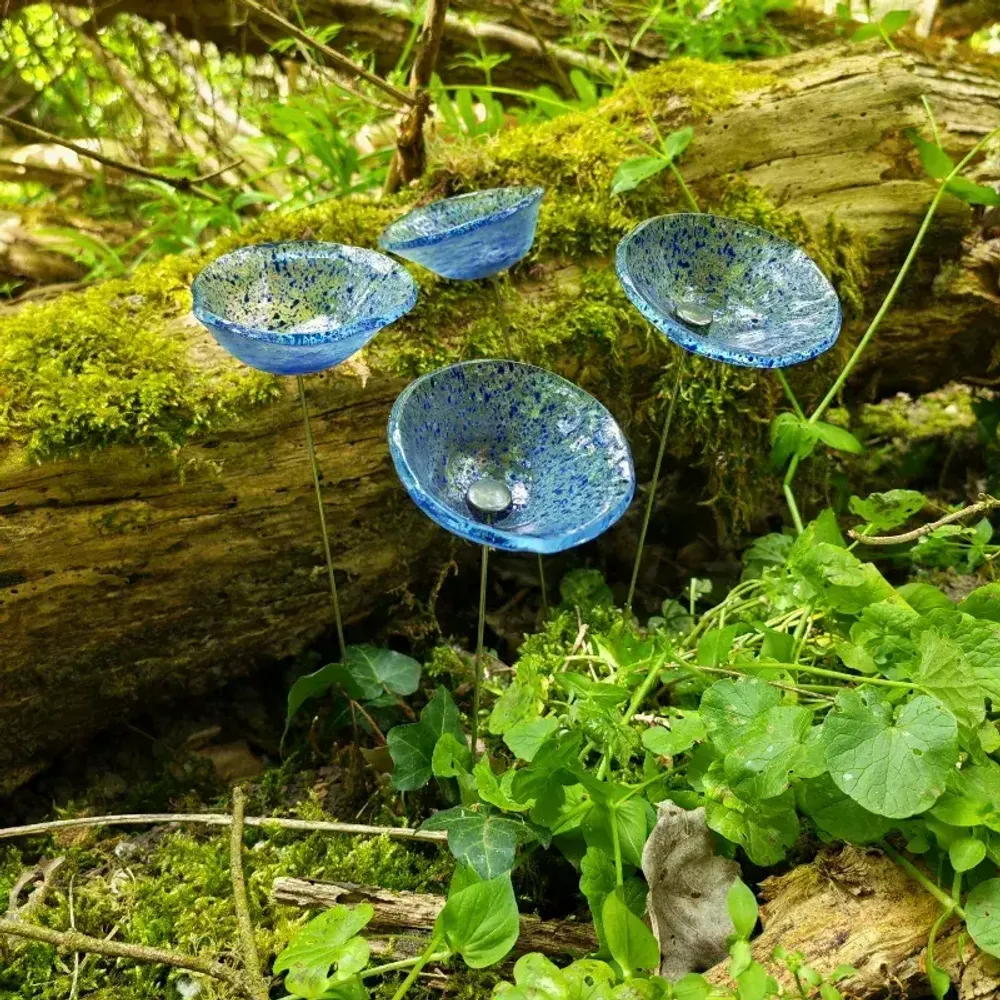 Décorations florales - Fleur de calebasse en verre de taille moyenne pour l'extérieur de couleur bleu foncé transparent avec tige en acier inoxydable de 43 cm. - CARNEOL GLASS