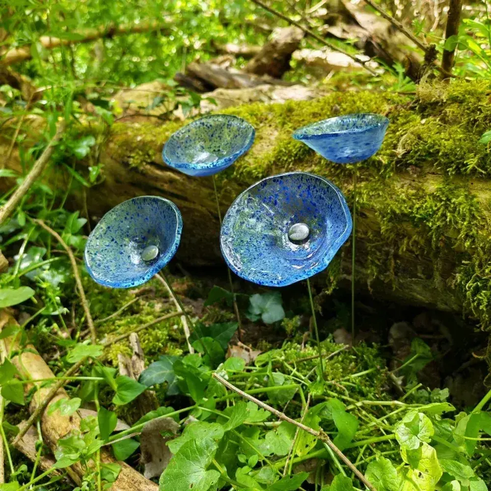 Décorations florales - Fleur de calebasse en verre de taille moyenne pour l'extérieur de couleur bleu foncé transparent avec tige en acier inoxydable de 43 cm. - CARNEOL GLASS