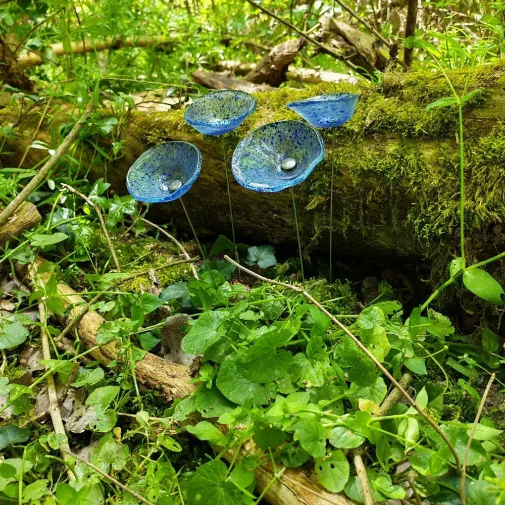 Décorations florales - Fleur de calebasse en verre de taille moyenne pour l'extérieur de couleur bleu foncé transparent avec tige en acier inoxydable de 43 cm. - CARNEOL GLASS